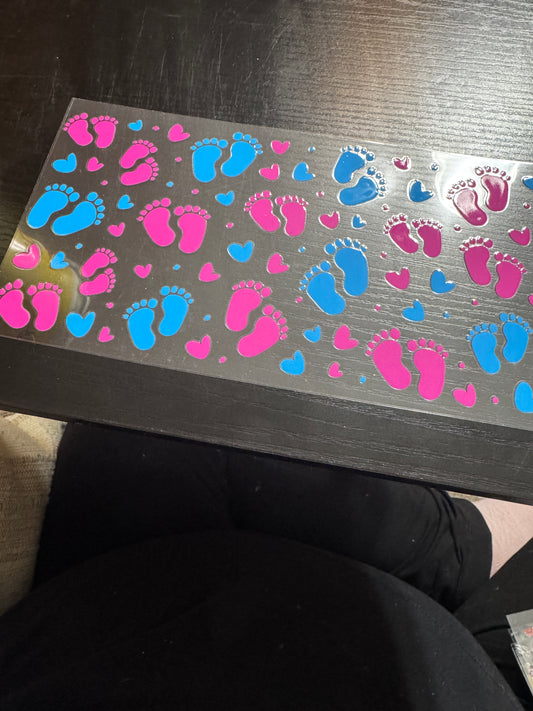 Pink and blue baby feet. Awesome idea for gender reveal